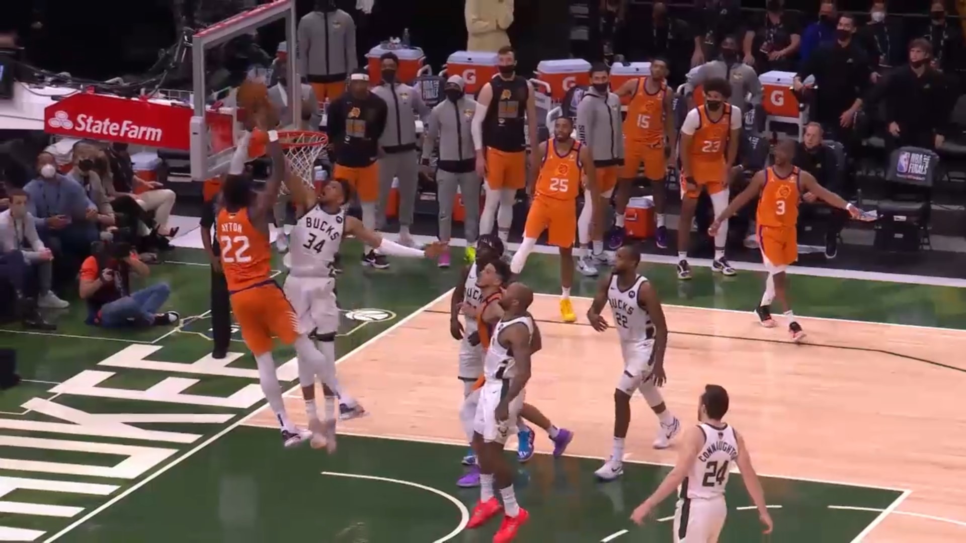 Giannis Antetokounmpo Est Un Freak Un Block Monumental Sur Deandre