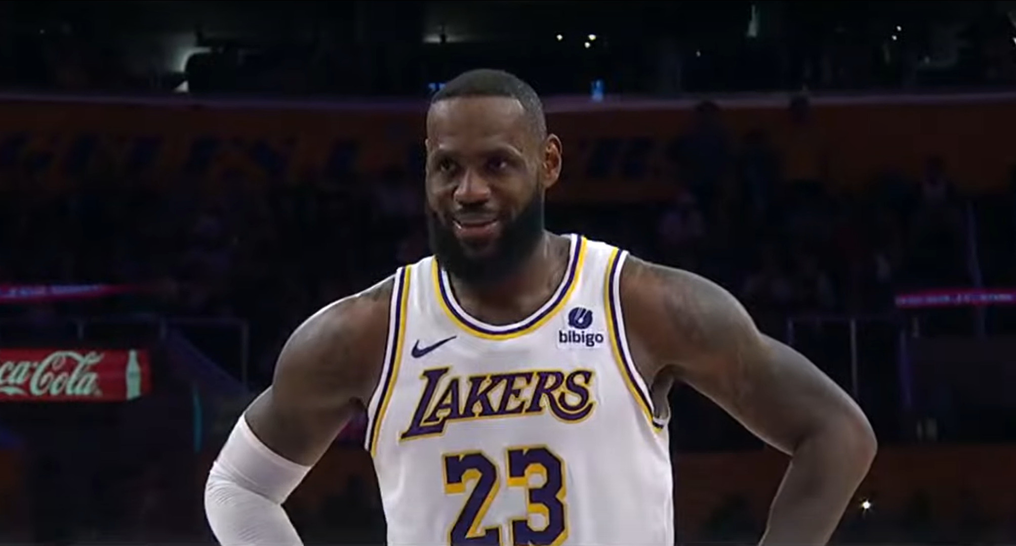 Pré-saison NBA : les highlights de LeBron James face aux Suns