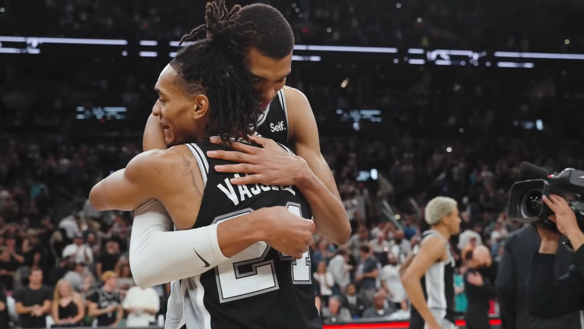 https://redac.trashtalk.co/wp-content/uploads/2024/05/Devin-Vassell-Victor-Wembanyama-San-Antonio-Spurs-16-mars-2024.jpg