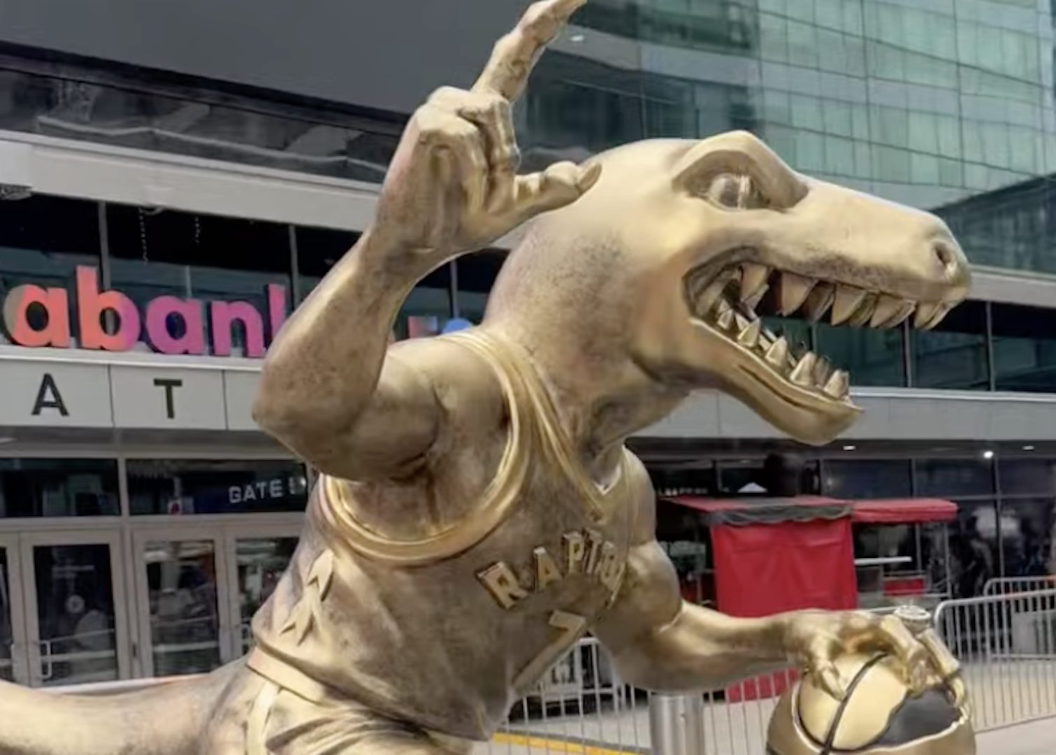 Toronto Raptors : Kyle Lowry a reçu une « statue » en forme de Dinos
