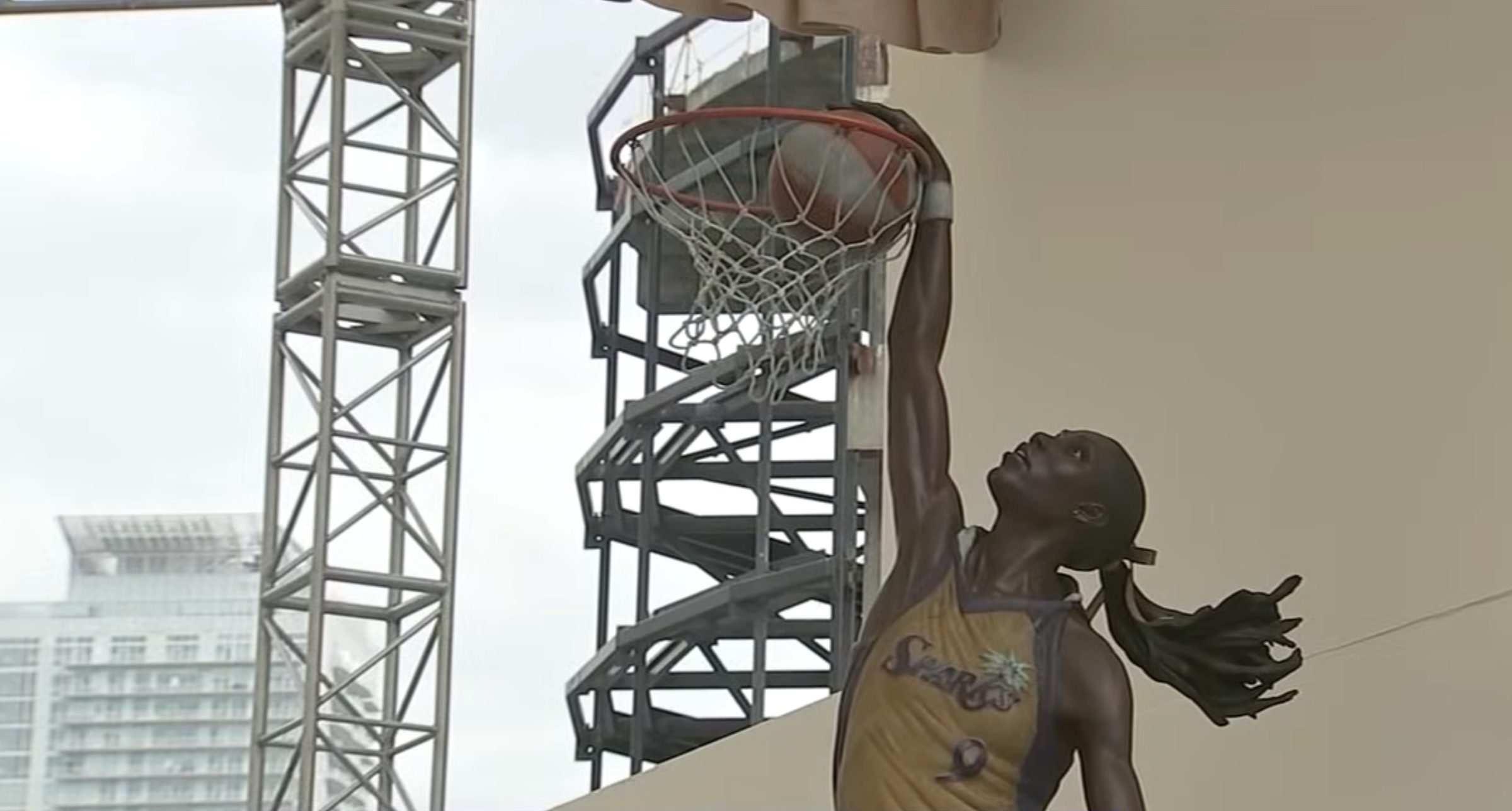 Légende des Sparks, Lisa Leslie honorée par une statue à Los Angeles